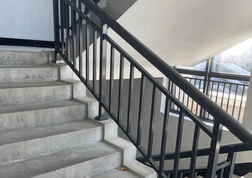 Stainless Steel vs Aluminum Railings Which Is Better for Outdoor Projects