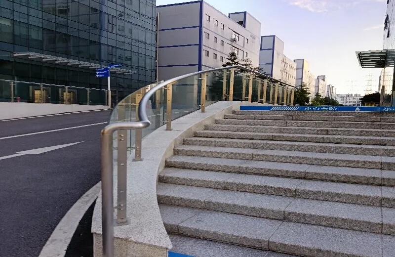 glass-stair-railing-for-commercial-entrance